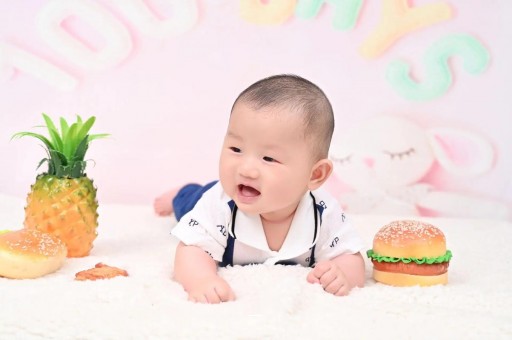 国内私人代生男宝自己拿奶瓶的时间因人而异